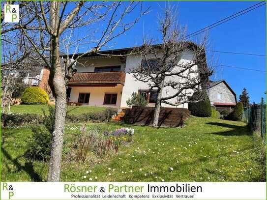 *Freistehendes Einfamilienhaus mit idyllischem Garten und großem Carport*