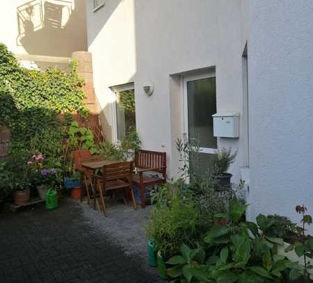 Schöne Souterrainwohnung für Einzelperson mit privater Terrasse