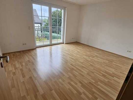 Moderne, lichtdurchflutete 3-Zimmerwohnung mit Balkon und Pkw-Stellplatz