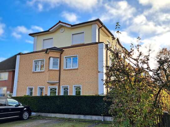 Villa Emilia. Exklusive 2 ZKB Erdgeschosswohnung mit Carport. Bezugsfrei !