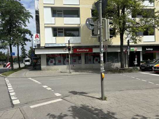 SONNIGE GESCHÄFTSRÄUME DIREKT AM WETTERSTEINPLATZ - WERDEN VOR BEZUG VOM EIGENTÜMER MODERN RENOVIERT