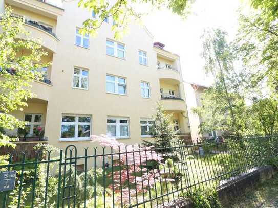 Rented historical apartment with balcony and community garden as investment