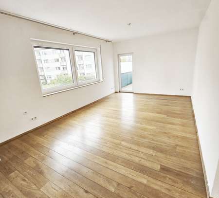 ***GEMÜTLICHE 2,5 ZIMMERWOHNUNG MIT GROßER TERRASSE UND EINBAUKÜCHE***