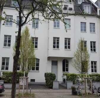 Charmante und lichtdurchflutete 2-Zimmer-Dachwohnung mit Balkon, Köln-Lindenthal
