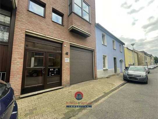 KREFELD-INRATH - SCHÖNE LICHTDURCHFLUTETE DREI ZIMMER MAISONETTE-WOHNUNG - MIT BALKON UND STELLPLATZ