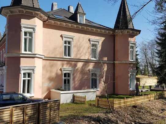 Großzügige Altbauwohnung in historischer Villa