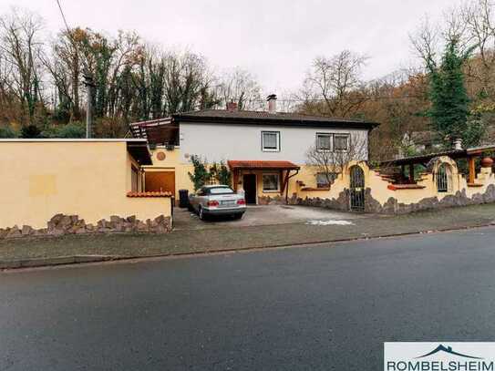 Großes Einfamilienhaus mit Garagen und zusätzlichem Baufenster in toller Lage