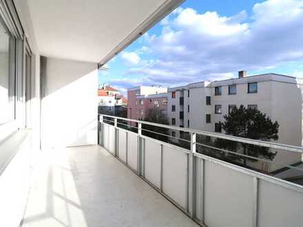 Schöne und gepflegte 3-Zimmer Wohnung, mit großem Balkon, TG-Stellplatz - Nahe Marina Quartier