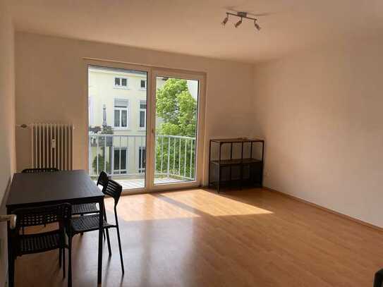 Schöne, helle 2-Zimmer Wohnung (möblierte) mit Balkon in Grüneburgweg