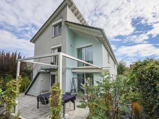 Hier stimmt einfach alles!!
Energieeffizientes Zweifamilienhaus mit Carport und zwei Stellplätzen