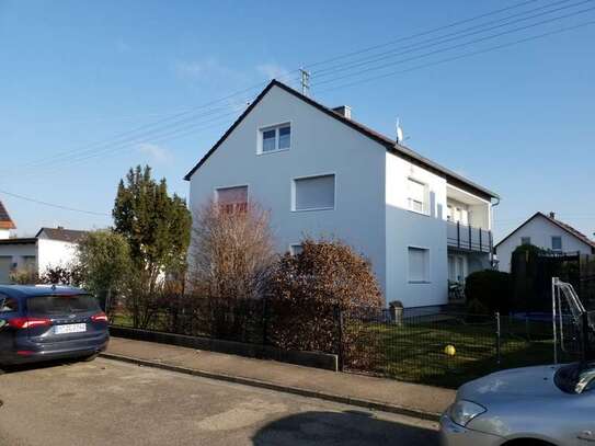 Helle 3,5 Zimmer-Wohnung mit Küche, Bad, Terrasse , Garten und Garage in Ostendorf zu vermieten!