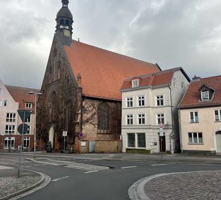 FeWo-Apartment- oder Wohnhaus zentral, mit Blick auf die Heilgeistkirche und deren Hospitalgarten