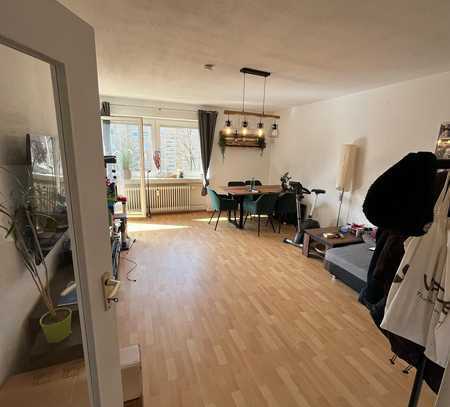 In Regensburg: Teilmöbilierte und gepflegte Wohnung mit zwei Zimmern und Balkon