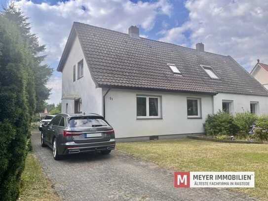 Teilmodernisierte Doppelhaushälfte mit Garage und großzügigem Grundstück in OL-Alexandersfeld (Objek