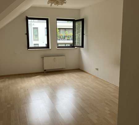 Schöne 2,5-Zimmer-Wohnung mit Balkon in Rheinnähe