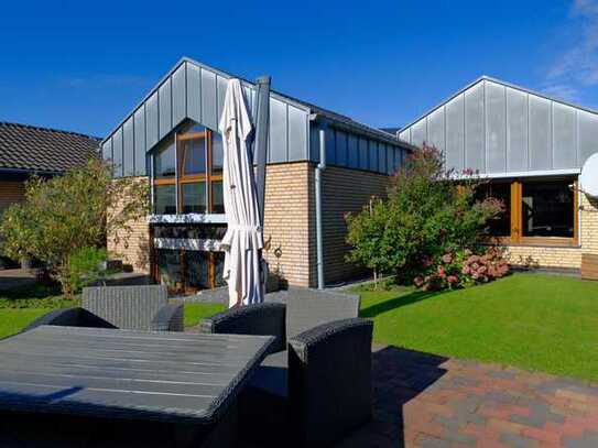 Gepflegter Bungalow mit modernem zweistöckigem Anbau und Garage