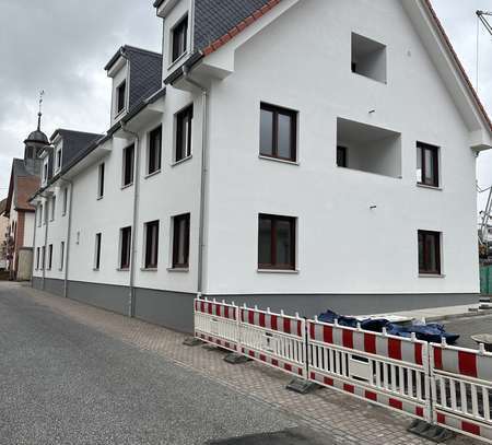 Dachgeschosswohnung in Offstein: Modern, lichtdurchflutet und drei Zimmer