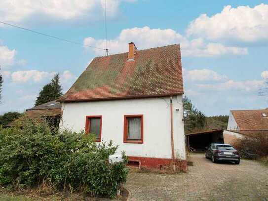 Renovierungsbedürftiges Zuhause mit Garten und Carport in grüner Lage