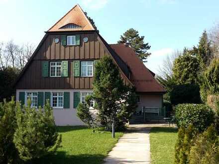 Geräumige, helle Wohnung mit Loggia in denkmalgeschützter Villa