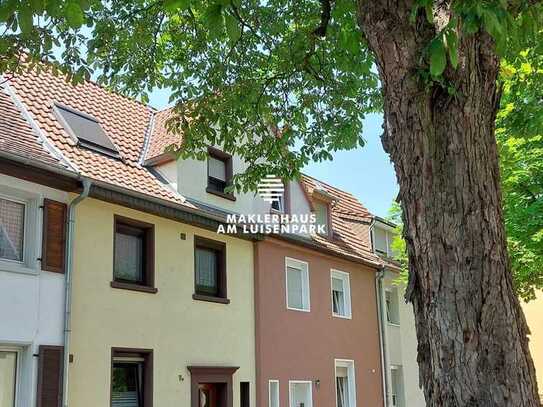 Sonniges Reihenhaus mit liebevoll angelegtem Garten in beliebtem Wohnviertel