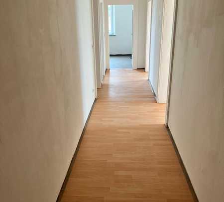 Schöne 2-Zimmer-Wohnung mit Einbauküche in Bahnhofsnähe in Wiesau zu vermieten!