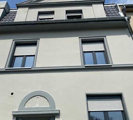 Moderne trifft Altbaucharme - sanierte Wohnung mit Balkon in zentraler Lage