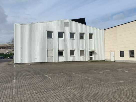 Zentral gelegene Lager- / Produktionshalle mit großer Außenstellfläche und Büro