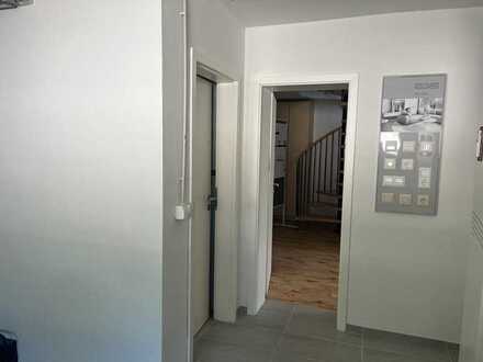 Neuwertige 2,5-Zimmer-Wohnung mit Balkon und Einbauküche in Hockenheim