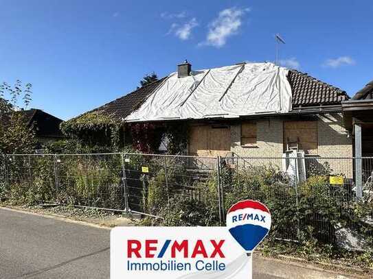 Brandruine zum Wiederaufbau – Einfamilienhaus mit Garage und Carport! (SY-6365)