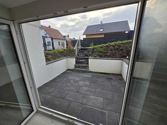 RESERVIERT - in Hilsbach: helle 3-Zimmer Souterrain-Wohnung mit Terrasse und eigenem Garten