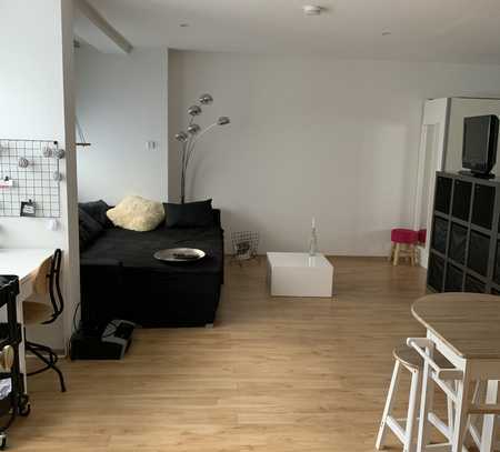 Stilvolle, geräumige und sanierte 1-Zimmer-Wohnung mit Einbauküche in Mannheim