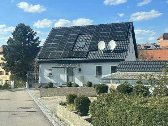 Komplett saniertes 3 Familienhaus mit neuer Photovoltaik-Anlage!