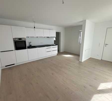 Neubau 2-Zimmer-Wohnung mit Terrasse, Einbauküche und Außenstellplatz in Neckarsulm-Obereisesheim