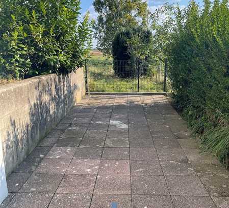 2 Zimmer Souterrain-Wohnung in toller Lage mit Terrasse