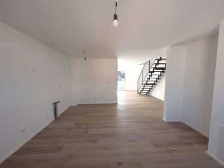 Erstbestbezug: exklusives 4 Zimmer Maisonette-Apartment mit Balkon, 2 TG-Stellplätze, Keller, u.v.m.