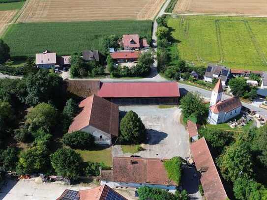 Großzügiger Vierseithof mit historischem Bauernhaus