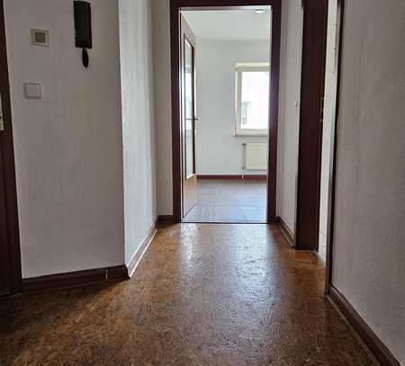 2,5 Zimmer, großes Bad, 55qm Citylage, neuer Laminatboden