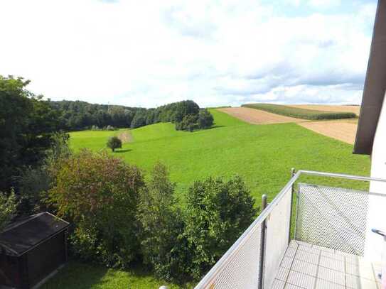 Großzügige 4 1/2 Zimmer-Wohnung in kleiner Wohneinheit mit Blick ins Grüne!