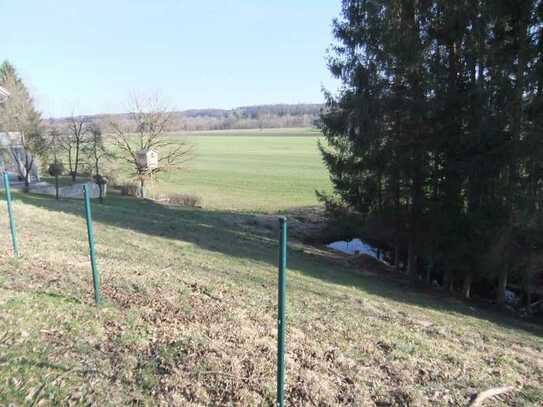 Wunderschönes Baugrundstück Hang am Bach mit ruhiger sonnigen Aussichtslage