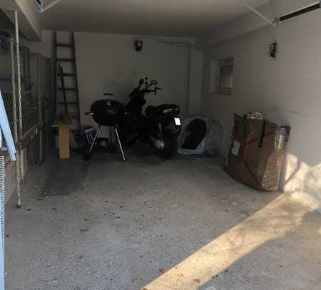 Garage mit Stellplatz davor