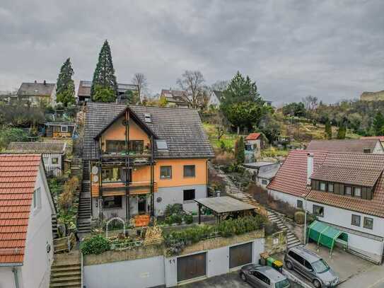 *Verkauft* Schönes Zweifamilienhaus, großer Garten, Balkon, Terrasse & 2 Garagen