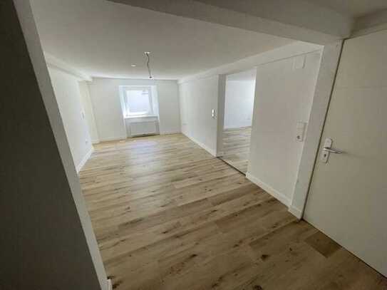 3 Zimmer EG-Whg. neu renoviert mit überdachtem Freisitz