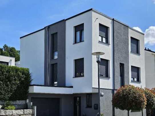 Schickes freistehendes Haus mit Garten, Garage und Stellplatz