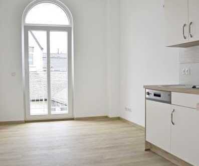 (WHG 09) Helle 1,5-Zimmer-Wohnung mit hochwertiger Einbauküche und Balkon (Personenaufzug)