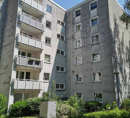 Helle 3,5 Zimmerwohnung mit Balkon in gepflegtem Mehrfamilienhaus