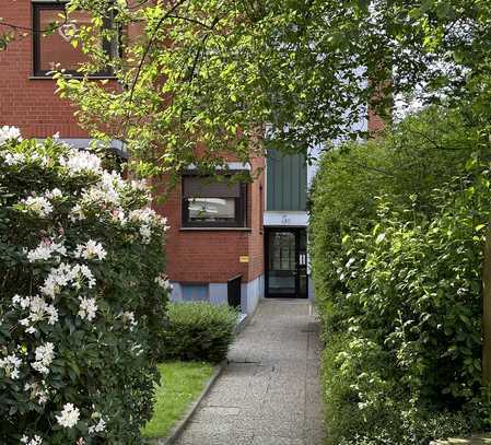 Stilvolle, gepflegte 1,5-Raum-Hochparterre-Wohnung mit Balkon und EBK in Bremen