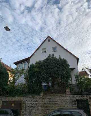 Charmante 3-Zimmer-Wohnung mit Einbauküche und Kamin in Dreifamilienhaus zu vermieten