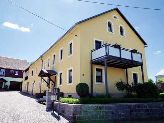 Hochwertig saniertes MFH mit Balkon, 2 großen Terrassen & Wintergarten in ländlicher Lage!