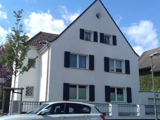 Sonnige Dachgeschoss-Wohnung mit Treppe zum ausgebautem Spitzboden