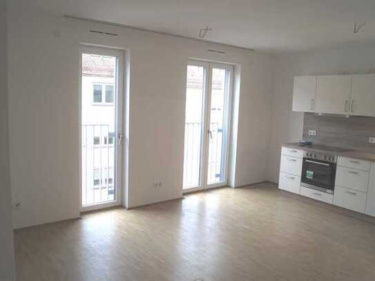 Neubau - ab 1. April: stilvolle 2-Zimmer-Wohnung mit Einbauküche und Balkon